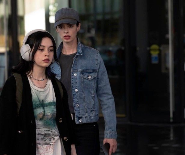 Lucy besluit in Orphan black: Echoes de hulp in te schakelen van een oude kennis