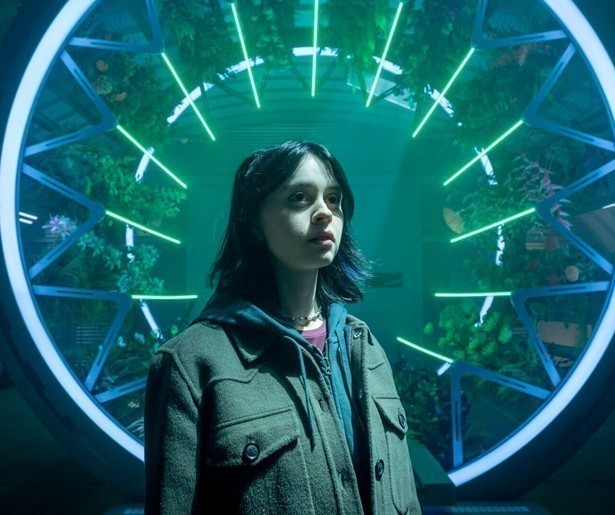 Jules maakt in Orphan Black: Echoes kennis met een geheimzinnige jongeman