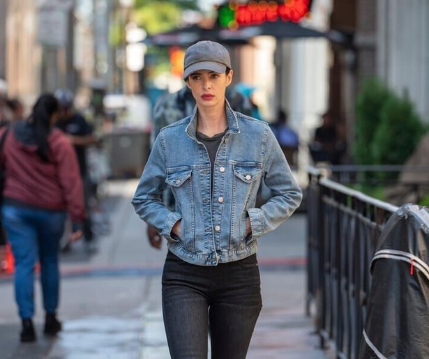 Lucy gaat in Orphan Black: Echoes op zoek naar de jongere versie van zichzelf