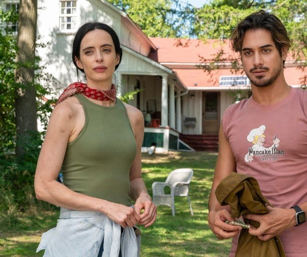 Lucy steelt een geheimzinnige gadget in Orphan Black: Echoes