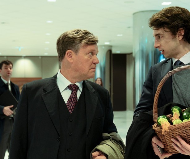 Een belastingambtenaar stapt naar de pers in Other People's Money