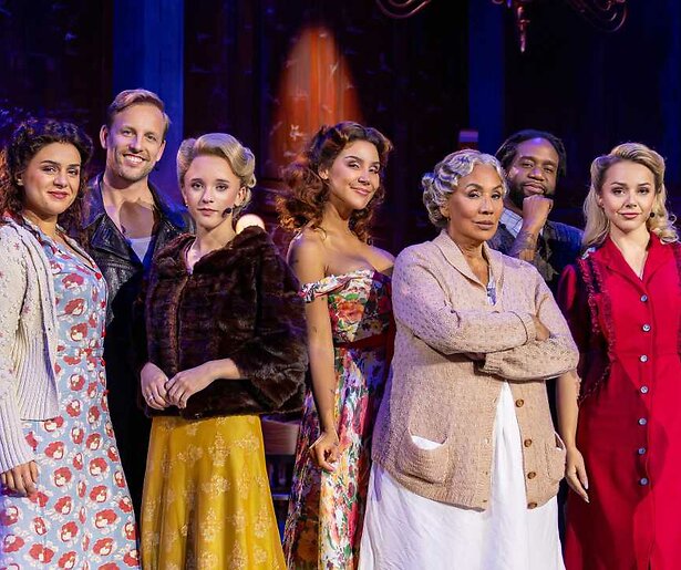 Oud-deelnemers van Stars on Stage zingen in deze tv-special nummers uit Soldaat van Oranje