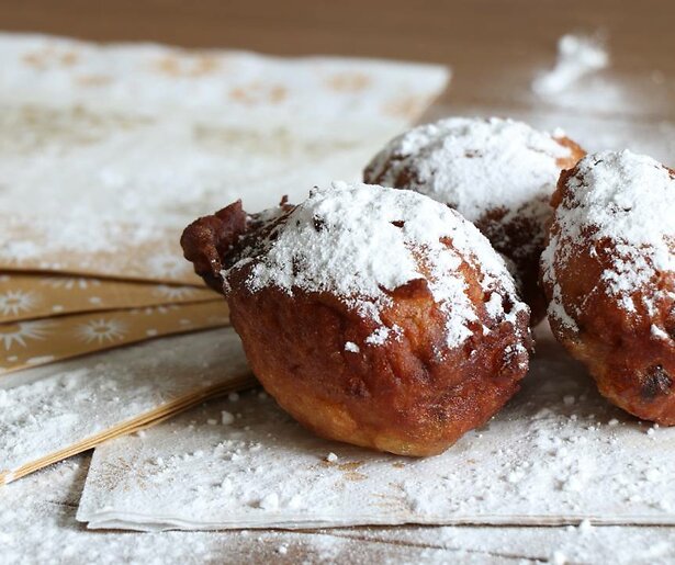 Cabaretier bekend die oudejaarsconference 2023 voor NPO verzorgt