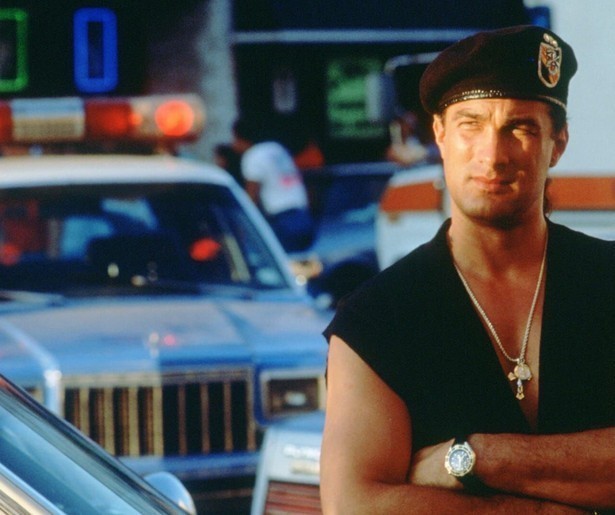 Iedereen die Steven Seagal in Out for Justice dwarsboomt, krijgt klappen