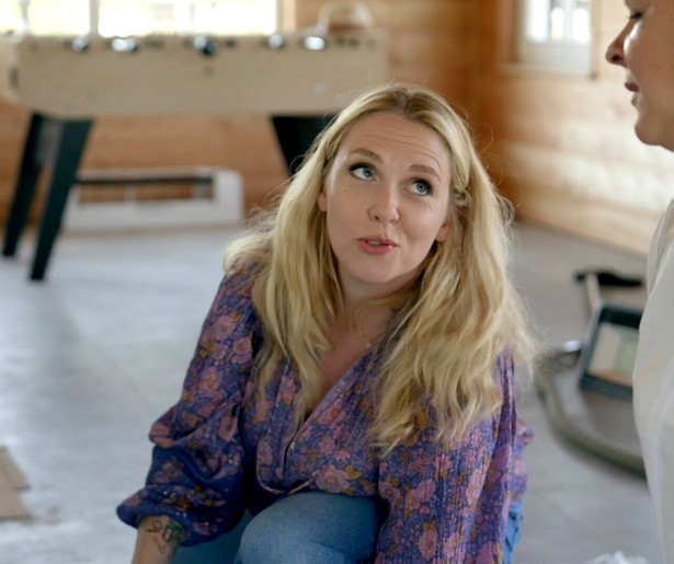 Jelka van Houten helpt een handje op de zorgboerderij in Out of Office