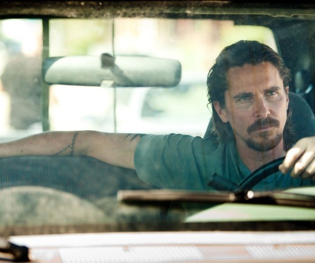 Christian Bale moet zijn broer redden in Out of the Furnace
