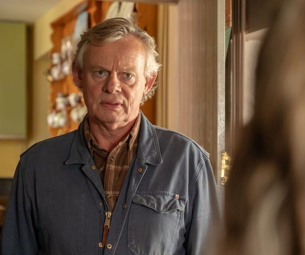 Martin Clunes doet Silas Carson een wanhopig voorstel in Out There