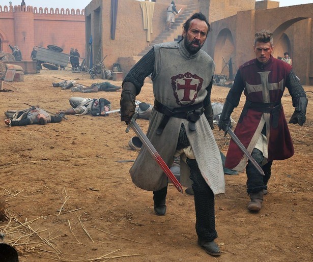 Nicolas Cage biedt de helpende hand in een keiharde strijd in Outcast