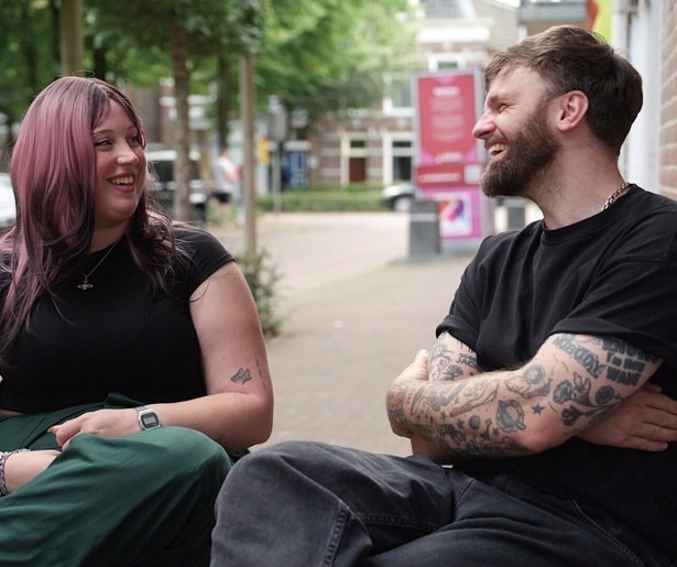 Tim Hofman krijgt een bijzondere tattoo van Marit in Over Mijn Lijk
