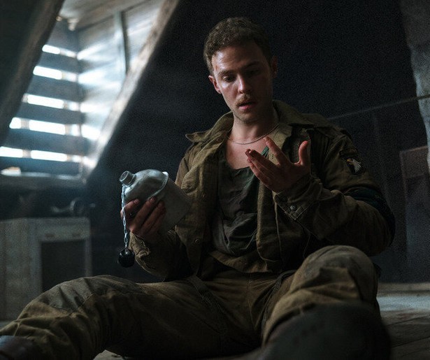 Amerikaanse soldaten stuiten op zombiesoldaten tijdens operatie Overlord