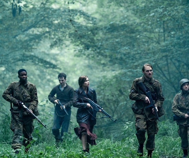 Amerikaanse soldaten strijden tegen levensgevaarlijke zombiesoldaten in Overlord