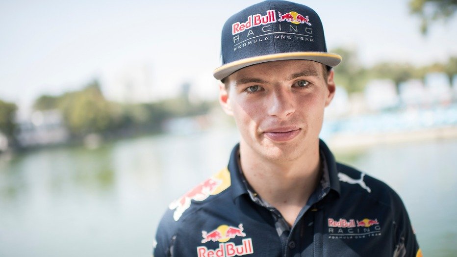Max Verstappen viert verjaardag uitgebreid met vriendin Kelly Piquet Max Verstappen viert verjaardag uitgebreid met vriendin Kelly Piquet
