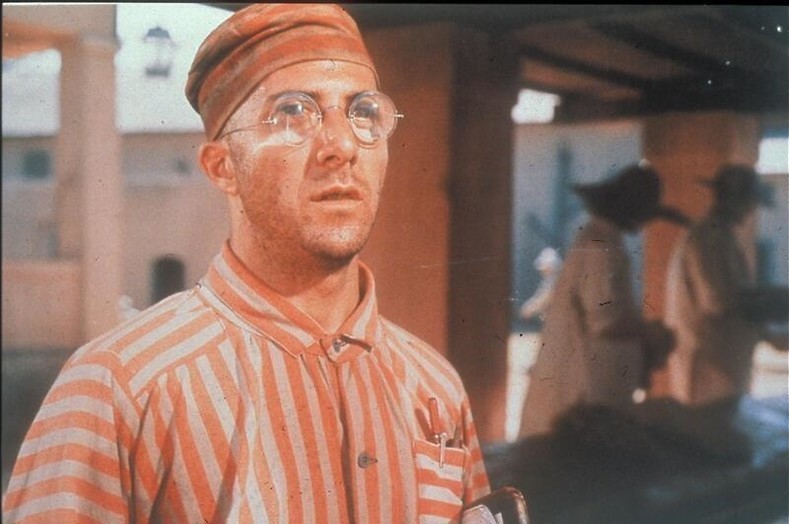 Dustin Hoffman helpt Steve McQueen ontsnappen. Dustin Hoffman helpt Steve McQueen ontsnappen.