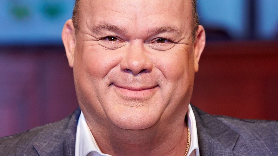 Twitter verdeeld over vluchtelingenspecial Paul de Leeuw Twitter verdeeld over vluchtelingenspecial Paul de Leeuw
