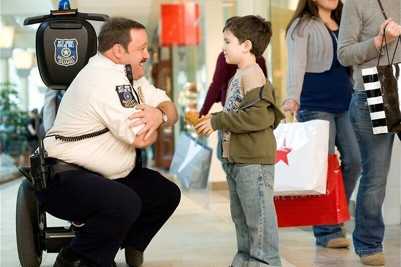 Paul Blart: Mall Cop - Kevin James crosst rond op zijn Segway