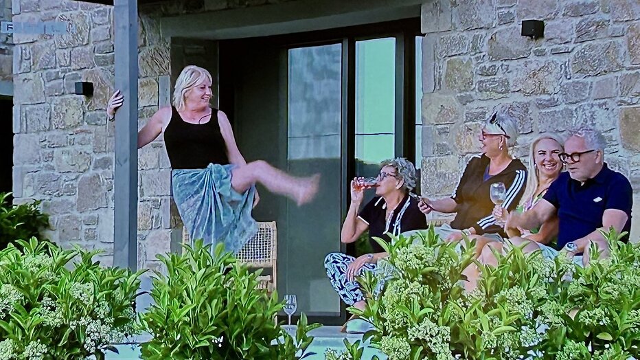 Petra aan het paaldansen in B&B Vol Liefde