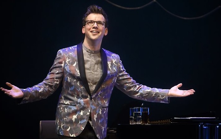 Pieter Derks bouwt een feestje in Spot 