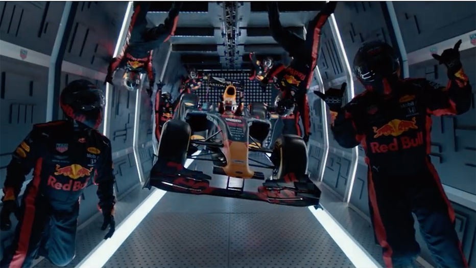Videosnack: Red Bull doet als eerste team gewichtloze pitstop Videosnack: Red Bull doet als eerste team gewichtloze pitstop