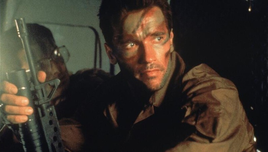 Arnold Schwarzengger vecht met een monster Arnold Schwarzengger vecht met een monster