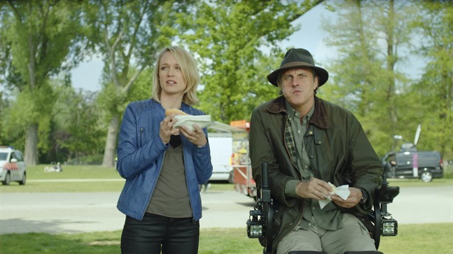 Er staat een leeuw in de tram in Prooi