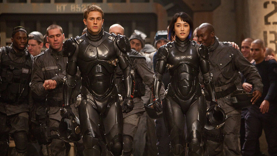 Charlie Hunnam en Rinko Kikuchi in Pacific Rim