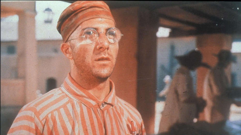 Dustin Hoffman als Louis Dega in Papillon Dustin Hoffman als Louis Dega in Papillon