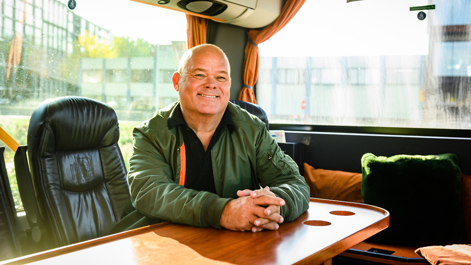 Paul de Leeuw presenteert eindejaarstalkshow met mensen met beperking. Paul de Leeuw presenteert eindejaarstalkshow met mensen met beperking.