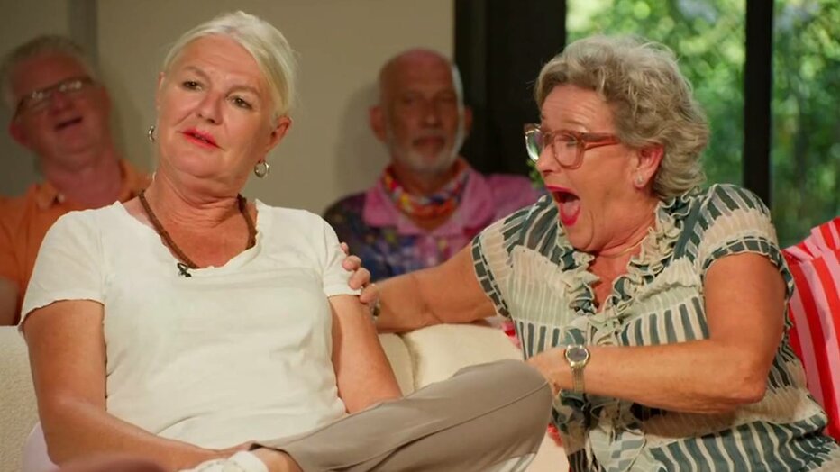 Petra en Lieske op de bank tijdens de reünie.