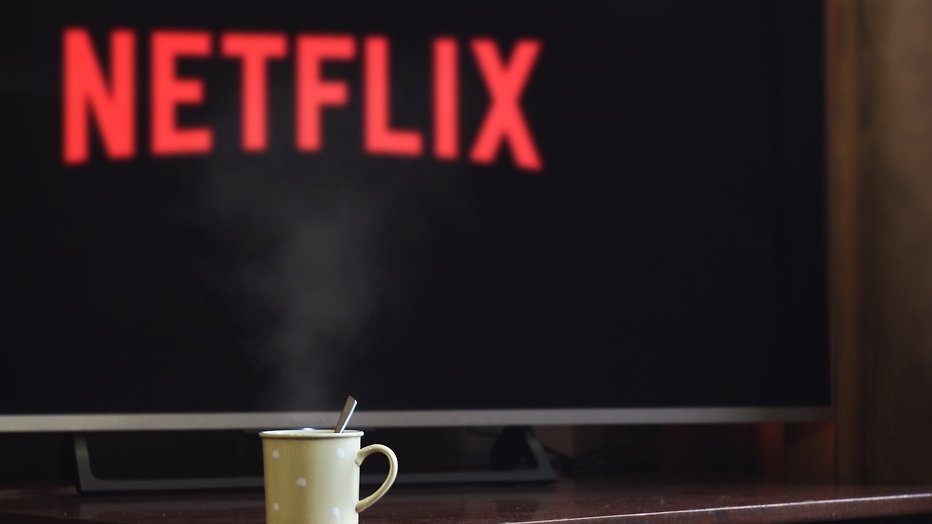 Kop koffie voor een beeldscherm met het Netflix-logo