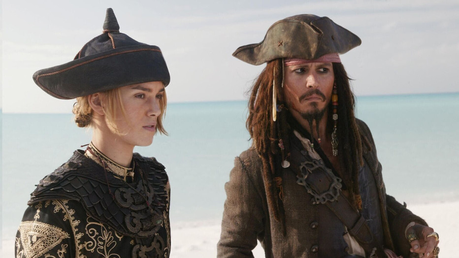 Keira Knightley en Johnny Depp in Pirates of the Caribbean: At World's End