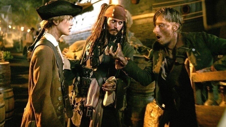 Keira Knightley, Johnny Depp en Mackenzie Crook in Pirates of the Caribbean: Dead Man's Chest