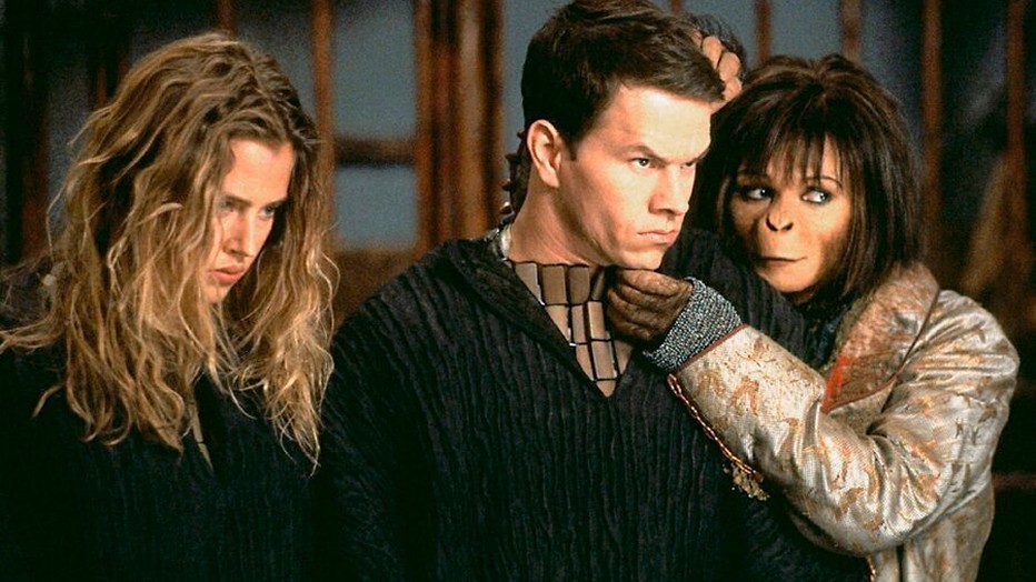 Estella Warren en Mark Wahlberg in Planet of the Apes