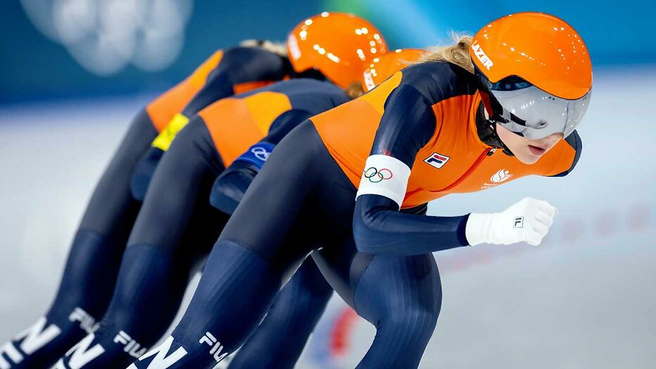 Joy Beune, Antoinette de Jong en Marijke Groenewoud tijdens de team pursuit