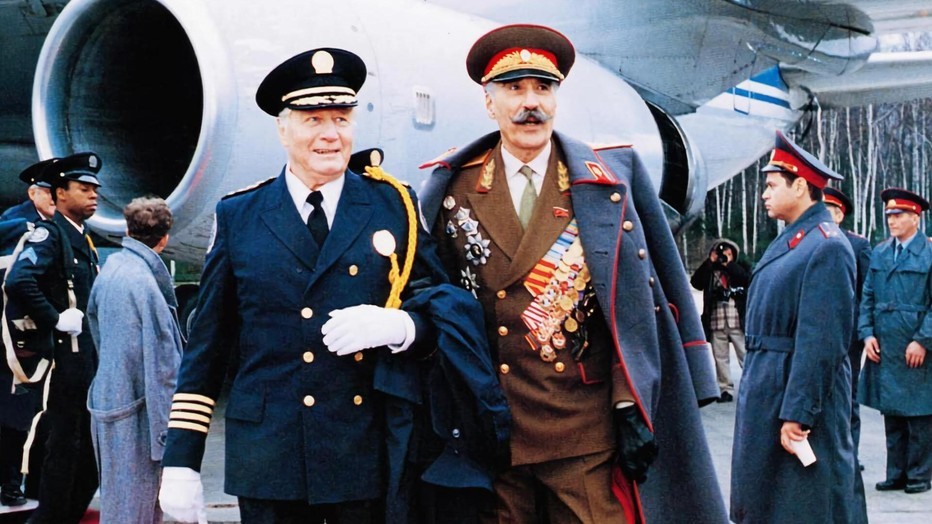 George Gaynes en Christopher Lee in Police Academy 7: Mission to Moscow