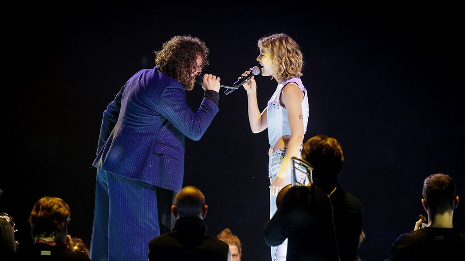 Pommelien Thijs en Marcel van Veenendaal tijdens Vrienden van Amstel LIVE 2025 Pommelien Thijs en Marcel van Veenendaal tijdens Vrienden van Amstel LIVE 2025