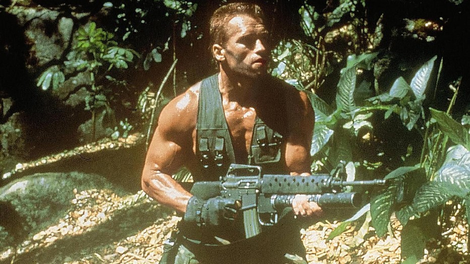 Arnold Schwarzengger vecht met een monster Arnold Schwarzengger vecht met een monster