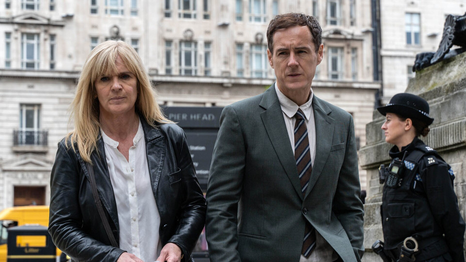 Alec Newman en Siobhan Finneran in Protection