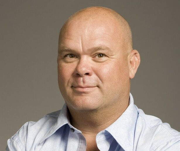 Paul de Leeuw wordt 60 en dat moet gevierd worden. Met een documentaire