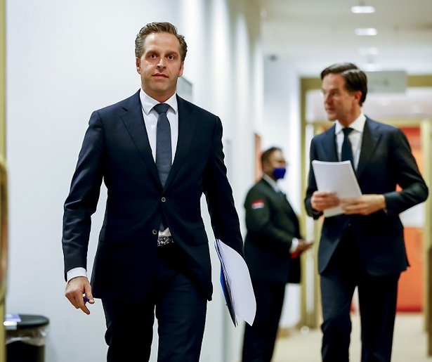 De TV van gisteren: Persconferentie laat alles en iedereen hielen zien