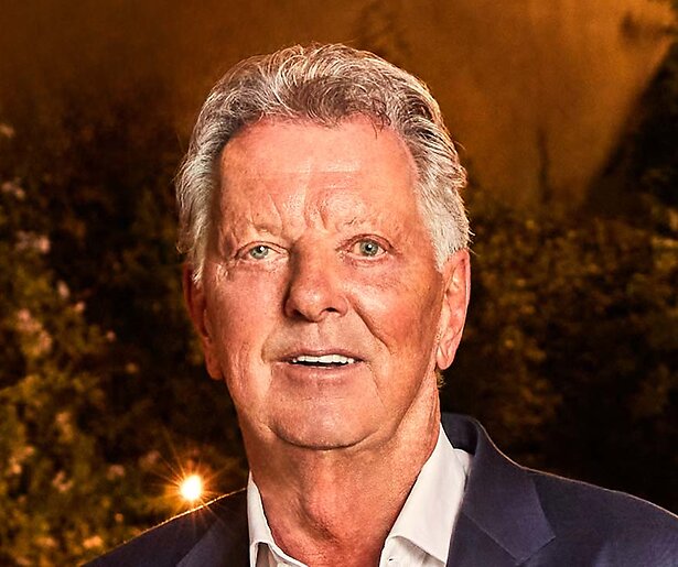 Dit is de presentator van De Golden Bachelor