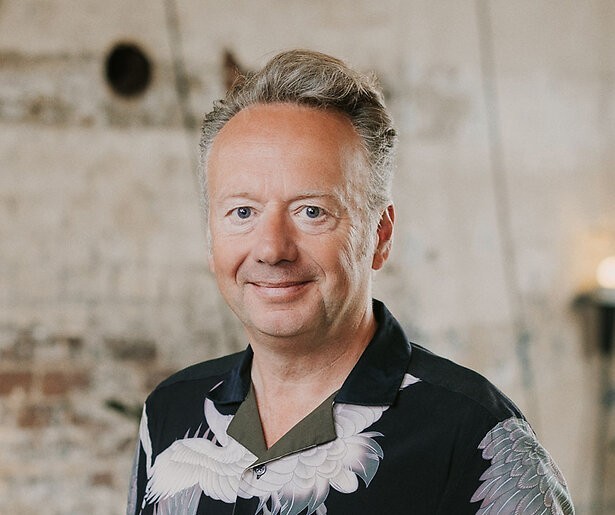 Joris Linssen helpt Gina om haar biologische vader te vinden in Spoorloos