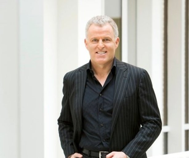 Peter R. de Vries pakt internetpesters aan in nieuw RTL 5-programma