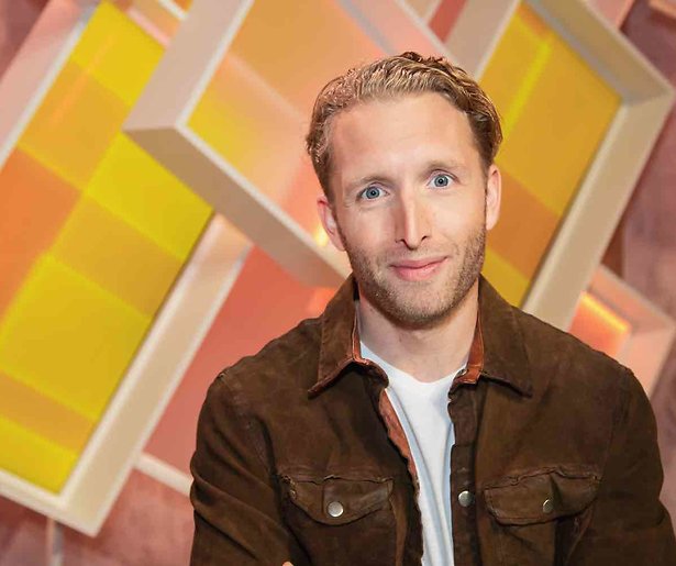 Peter Pannekoek reikt prijs uit op Gouden Televizier-Ring Gala