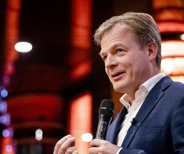 Pieter Omtzigt wordt ondervraagd door studenten in College Tour