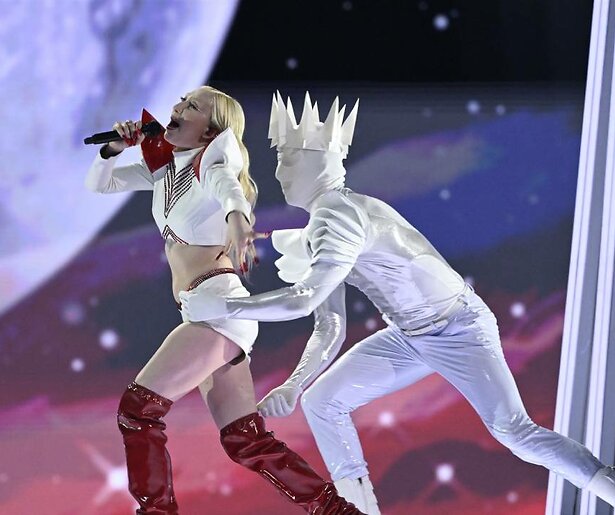 Volop gemaskerde dansers deze halve finale van het Songfestival