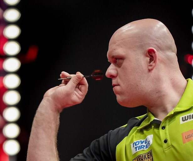 Michael van Gerwen en Nathan Aspinall nemen het tegen elkaar op in de Premier League Darts 2024