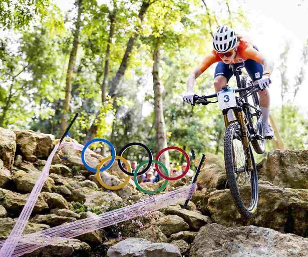 Drama bij het mountainbiken: Nederland loopt Olympische medaille mis