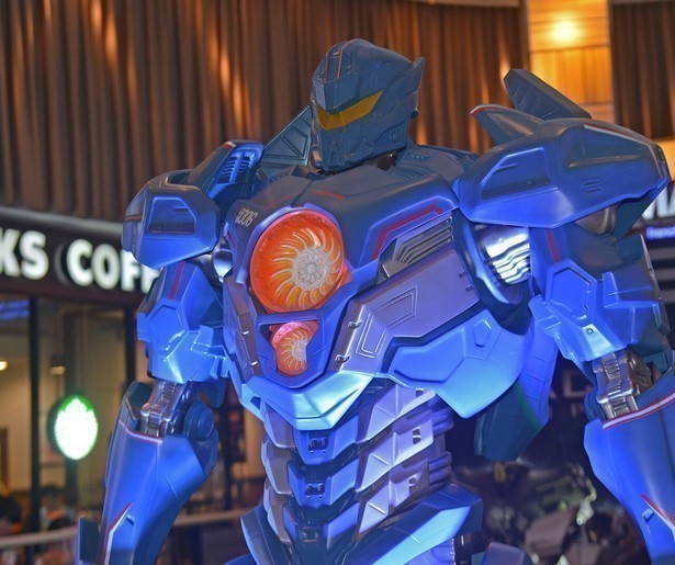 John Boyega tegen de aliens in actiefilm Pacific Rim: Uprising