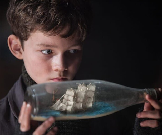 Piraat Hugh Jackman maakt het Levi Miller niet makkelijk in Pan