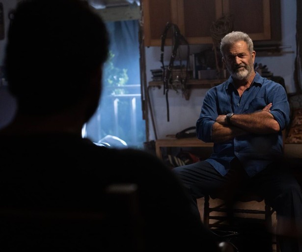 Mel Gibson moet een geheime wapendeal sluiten in Panama